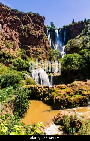 Berühmte Ouzoud Wasserfälle, Cascades d'Ouzoud mit einem kleinen See im Dorf Tanaghmeilt im mittleren Atlas, Marokko, Afrika Stockfoto