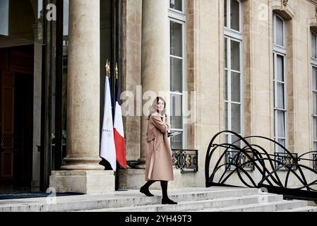 Paris, Frankreich. November 2024. Antonin Burat/Le Pictorium - Ausstieg aus dem Ministerrat vom 6. November 2024 im Schloss Elysee, gefolgt von einer Unterrichtung durch den Sprecher. - 06/11/2024 - Frankreich/Paris - Regierungssprecher Maud Bregeon verlässt den Ministerrat vom 6. November 2024 im Schloss Elysee. Quelle: LE PICTORIUM/Alamy Live News Stockfoto