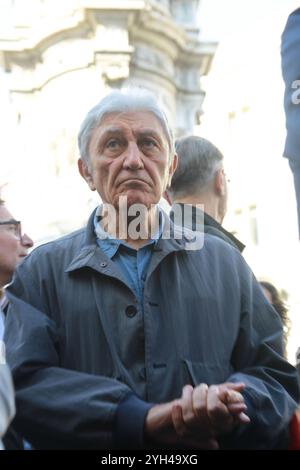 Neapel, Italien. November 2024. Antonio Bassolino, Bürgermeister von Neapel (6. Dezember 1993-24. März 2000) nimmt an der Demonstration gegen die Gewalt in Neapel Teil, die von den Bürgerverbänden von Neapel nach den jüngsten Verbrechen in der Stadt gefördert wurde. (Foto: Salvatore Esposito/Pacific Press) Credit: Pacific Press Media Production Corp./Alamy Live News Stockfoto