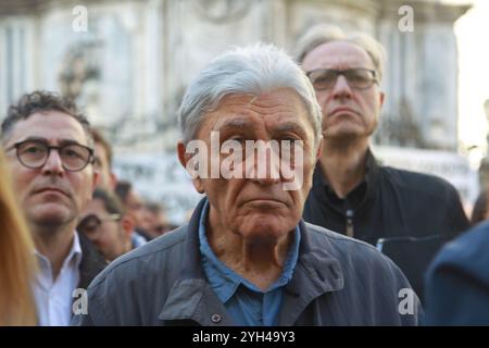 Neapel, Italien. November 2024. Antonio Bassolino, Bürgermeister von Neapel (6. Dezember 1993 bis 24. März 2000) nimmt an der Demonstration gegen die Gewalt in Neapel Teil, die von den Bürgerverbänden von Neapel nach den jüngsten Verbrechen in der Stadt gefördert wurde. (Foto: Salvatore Esposito/Pacific Press) Credit: Pacific Press Media Production Corp./Alamy Live News Stockfoto