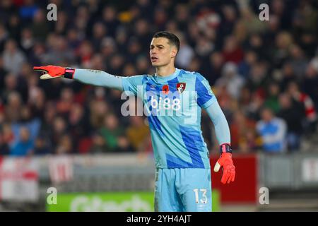 London, Großbritannien. November 2024. London, England, 9. Oktober 2024: Kepa Arrizabalaga (13 Bournemouth) während des Premier League Spiels zwischen Brentford und Bournemouth im Gtech Community Stadium in London (Alexander Canillas/SPP) Credit: SPP Sport Press Photo. /Alamy Live News Stockfoto