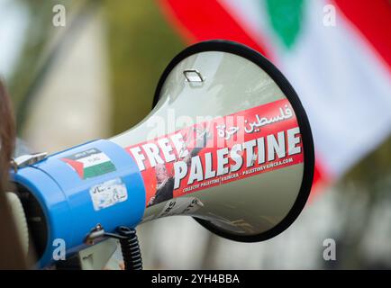 London, Großbritannien. November 2024. Pro-palästinensischer Unterstützer, der Megaphon beim National March for Palestine Protest in London einsetzt und Gerechtigkeit für Palästina und für die Regierung fordert, die Kämpfe zu beenden. Stockfoto