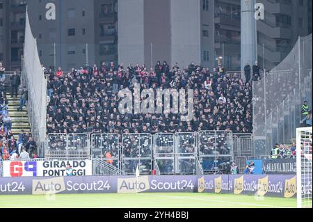 Cagliari, Italien. November 2024. Anhänger des AC Mailand während des Fußballspiels der Serie A zwischen Cagliari Calcio und AC Mailand im Unipol Domus in Cagliari, Sardinien - Samstag, 9. November 2024. Sport - Fußball (Foto: Gianluca Zuddas/Lapresse) Credit: LaPresse/Alamy Live News Stockfoto