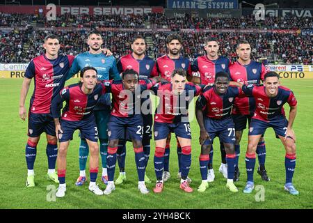 Cagliari, Italien. November 2024. Cagliaris Aufstellung vor dem Fußball-Spiel der Serie A zwischen Cagliari Calcio und AC Milan im Unipol Domus in Cagliari, Sardinien - Samstag, den 9. November 2024. Sport - Fußball (Foto: Gianluca Zuddas/Lapresse) Credit: LaPresse/Alamy Live News Stockfoto