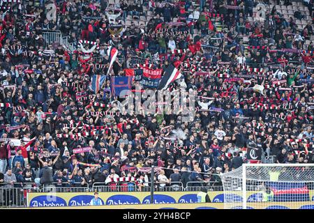 Curva Nord Unterstützer von Cagliari Calcio während des Fußballspiels der Serie A zwischen Cagliari Calcio und AC Milan im Unipol Domus in Cagliari, Sardinien - Samstag, 9. November 2024. Sport - Fußball (Foto: Gianluca Zuddas/Lapresse) Credit: LaPresse/Alamy Live News Stockfoto