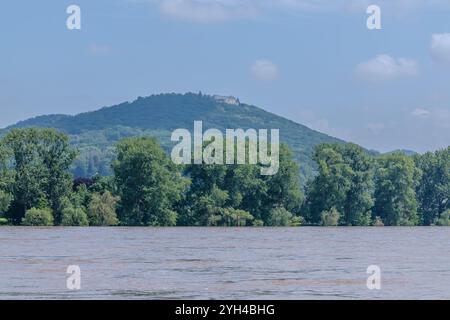 Bonn, Deutschland - 21. Mai 2024 : Blick auf den überfluteten Rhein und das Hotel Petersberg auf der Bergspitze Stockfoto