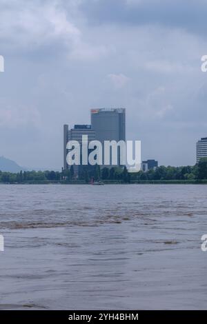 Bonn, Deutschland - 21. Mai 2024 : Blick auf den geschwollenen Rhein, den Campus der Vereinten Nationen und den Postturm im Hintergrund in Bonn Stockfoto