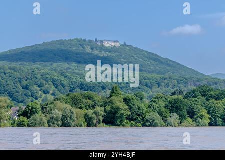 Bonn, Deutschland - 21. Mai 2024 : Blick auf den überfluteten Rhein und das Hotel Petersberg auf der Bergspitze Stockfoto