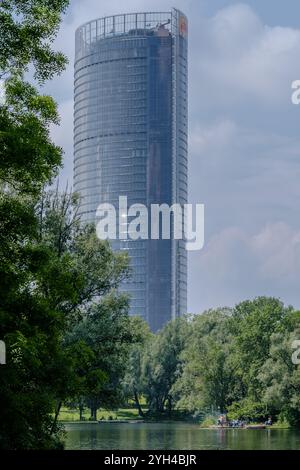 Bonn, Deutschland - 21. Mai 2024 : Blick auf einen See im Rheinaue-Park und den Postturm im Hintergrund in Bonn Stockfoto