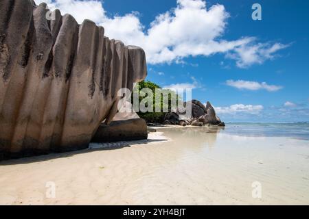 Big Granit Rock am Strand von La Digue Island, Seychellen. Stockfoto