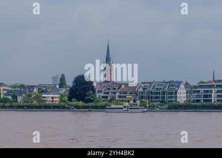 Bonn-Beuel, Deutschland - 21. Mai 2024 : Blick auf den geschwollenen Rhein und Bonn Beuel im Hintergrund Stockfoto