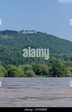 Bonn, Deutschland - 21. Mai 2024 : Blick auf den überfluteten Rhein und das Hotel Petersberg auf der Bergspitze Stockfoto