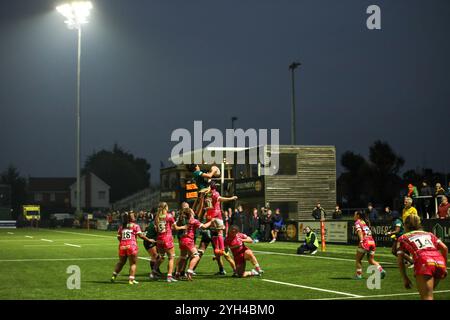 London, UK, 9. November 2024. Die Trailfinders-Spielerin Emma Taylor beansprucht den Ball im Lineout zwischen Ealing Trailfinders und Gloucester-Hartpury, Premiership Women's Rugby im Trailfinders Sports Club in London. Alex Williams / Alamy Live News Stockfoto