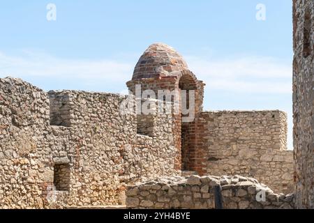 Mittelalterliche Steinfestungsruinen mit gewölbtem Wachturm Stockfoto