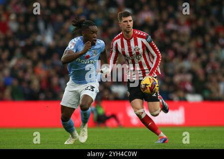 Stadion of Light, Sunderland am Samstag, den 9. November 2024. Chris Mepham von Sunderland hält Coventry City Brandon Thomas-Asante während des Sky Bet Championship Matches zwischen Sunderland und Coventry City im Stadium of Light, Sunderland, am Samstag, den 9. November 2024. (Foto: Michael Driver | MI News) Credit: MI News & Sport /Alamy Live News Stockfoto