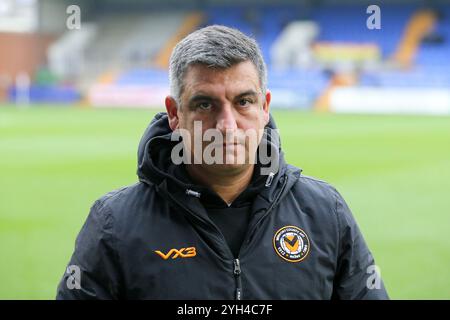 Birkenhead, Großbritannien. November 2024. Nelson Jardim, der Newport County Manager, sieht zu. EFL Skybet Football League Two Match, Tranmere Rovers gegen Newport County, Prenton Park, Birkenhead, Wirral am Samstag, den 9. November 2024. Dieses Bild darf nur für redaktionelle Zwecke verwendet werden. Nur redaktionelle Verwendung, .PIC von Chris Stading/ Credit: Andrew Orchard Sportfotografie/Alamy Live News Stockfoto