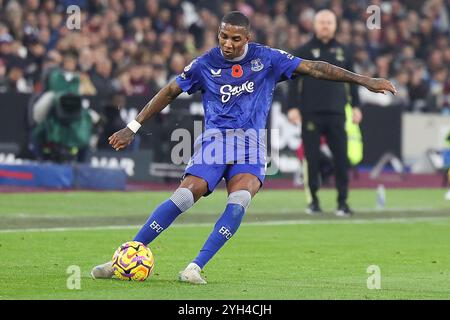 London, Großbritannien. November 2024. Everton Verteidiger Ashley Young (18) überquert den Ball während des Spiels West Ham United FC gegen Everton FC English Premier League am 9. November 2024 im London Stadium, London, England, Vereinigtes Königreich Credit: Every Second Media/Alamy Live News Stockfoto