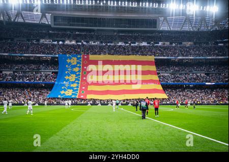 Madrid, Madrid, Spanien. November 2024. Eine riesige Flagge der Comunidad Valenciana wird von den Fans in Erinnerung an die Opfer der Überschwemmungen der letzten Tage während des Fußballspiels La Liga EA Sports 2024/25 zwischen Real Madrid CF und CA Osasuna im Estadio Santiago Bernabeu am 9. November 2024 in Madrid, Spanien, angebracht. (Kreditbild: © Alberto Gardin/ZUMA Press Wire) NUR REDAKTIONELLE VERWENDUNG! Nicht für kommerzielle ZWECKE! Stockfoto