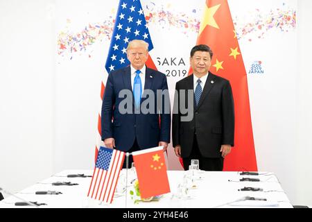 Präsident Donald J. Trump schließt sich Xi Jinping, dem Präsidenten der Volksrepublik China, zu Beginn ihres bilateralen Treffens am Samstag, den 29. Juni 2019, auf dem G20-Gipfel in Japan in Osaka an. (Offizielles Foto des Weißen Hauses von Shealah Craighead) Stockfoto