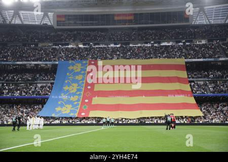 MADRID, SPANIEN - 9. November: Im Stadion wird Eine Flagge der valencianischen Gemeinde in Bezug auf diejenigen ausgestellt, die während des Spiels der La Liga 2024/25 zwischen Real Madrid und Osasuna im Stadion Santiago Bernabeu bei der Überschwemmung in Valencia ums Leben kamen. Guille Martinez/AFLO/Alamy Live News Stockfoto