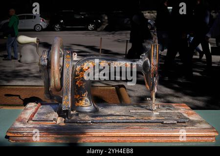 Trevi, Italien - 11 03 2024 - Singer Nähmaschine aus der Zeit der 1950er Jahre, verkauft auf einem Gebrauchtmarkt in Umbrien Stockfoto