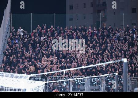 Cagliari, Italien. November 2024. Anhänger des AC Mailand während des Fußballspiels der Serie A zwischen Cagliari Calcio und AC Mailand im Unipol Domus in Cagliari, Sardinien - Samstag, 9. November 2024. Sport - Fußball (Foto: Gianluca Zuddas/Lapresse) Credit: LaPresse/Alamy Live News Stockfoto