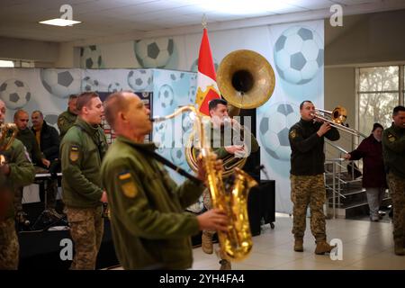 Odessa, Ukraine. November 2024. Aufführung von Musikern des Konzertorchesters der Odessa Military Academy, Brass Band „Guten Abend“ in der Lobby des Chornomorets Stadions. Aufführung von Musikern des Konzertorchesters der Odessa Military Academy, Brass Band „Guten Abend“ in der Lobby des Chornomorets Stadions. Ziel ist es, die Moral der Bevölkerung während der militärischen Aggression der Russischen Föderation zu unterstützen. Quelle: SOPA Images Limited/Alamy Live News Stockfoto