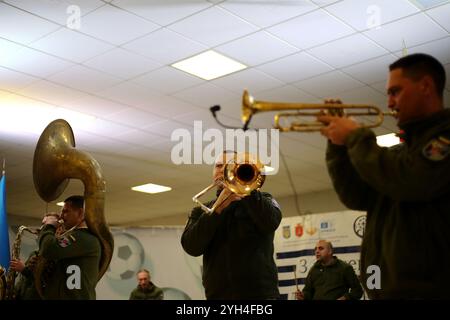 Odessa, Ukraine. November 2024. Aufführung von Musikern des Konzertorchesters der Odessa Military Academy, Brass Band „Guten Abend“ in der Lobby des Chornomorets Stadions. Aufführung von Musikern des Konzertorchesters der Odessa Military Academy, Brass Band „Guten Abend“ in der Lobby des Chornomorets Stadions. Ziel ist es, die Moral der Bevölkerung während der militärischen Aggression der Russischen Föderation zu unterstützen. Quelle: SOPA Images Limited/Alamy Live News Stockfoto