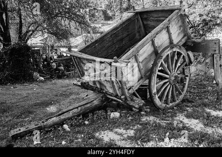 Trevi, Italien - 11 02 2024 - ein alter, verlassener, aber gut erhaltener Futterwagen in einem kleinen Dorf in Umbrien Stockfoto