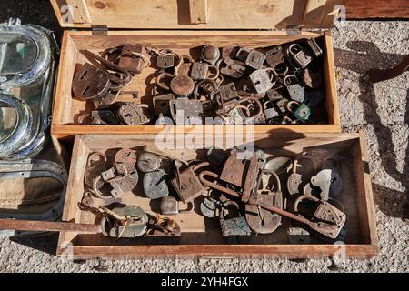 Trevi, Italien - 11 03 2024 - Sammlung oxidierter Vintage-Vorhängeschlösser verschiedener Formen und Größen aus den 1960er Jahren, verkauft auf einem Flohmarkt in um Stockfoto