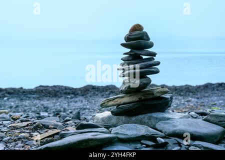 Ausgeglichener Steinhaufen am Strand an der Küste des südlichen Ölands bei Södra Udde, Öland, Kalmar län, Schweden. Stockfoto