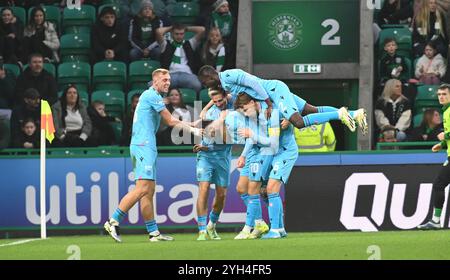 Easter Road Stadium, Edinburgh. Scotland.UK. 9. November 24 William Hill Premiership Match Hibernian vs. St Mirren Conor McMenamin (St. Mirren) (10) feiert sein Eröffnungstreffer gegen Hibs Credit: eric mccowat/Alamy Live News Stockfoto