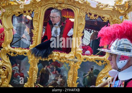 Der neu gewählte Lord Mayor of London, Alderman Alastair King of the Queenhithe Ward, winkt während der Lord Mayor's Show am 9. November 2024 in London, dem Finanz- und historischen Viertel der Hauptstadt. Alderman King wurde zum 696. Lord Mayor of the City of London gewählt, und die Prozession durch Londons ältesten Teil geht auf das 13. Jahrhundert zurück, als König John der alten Stadt London erlaubte, einen eigenen Bürgermeister zu ernennen und jeder neu gewählte Bürgermeister die gleiche jährliche Reise durch die Straßen für mehr als ein Jahr unternahm Stockfoto