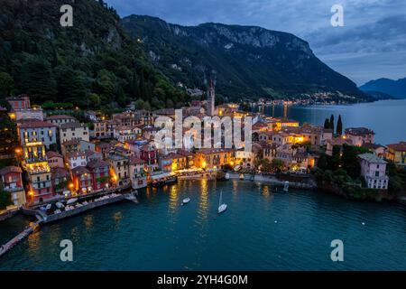 Magische Dämmerung über Varenna Village am Comer See: Ein ruhiger Blick auf Italiens ruhigen Juwel am Wasser, eingebettet zwischen Bergen und Reflective Stockfoto