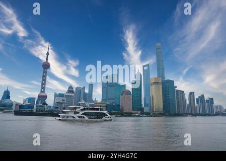 Skyline von Shanghai mit Bund und Oriental Pearl Tower Stockfoto