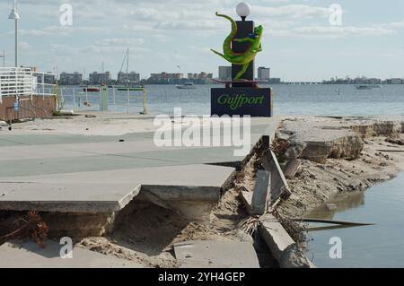 Redaktionelle Verwendung nur Wide View 8. November 2024. Gulfport, FL, USA. In der Nähe des Green Historic Gulfport Casino Building G. Gordon McFly Gecko Statue Stockfoto