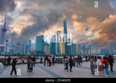 Skyline von Shanghai mit Oriental Pearl Tower und Shanghai Tower Stockfoto