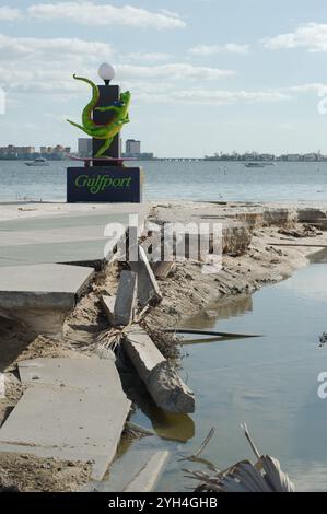 Redaktionelle Verwendung nur Wide View 8. November 2024. Gulfport, FL, USA. In der Nähe des Green Historic Gulfport Casino Building G. Gordon McFly Gecko Statue Stockfoto