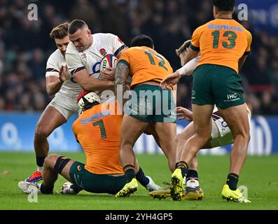 Twickenham, Vereinigtes Königreich. November 2024. Herbst International. England V Australien. Allianz Stadium. Twickenham. Ben Earl (England) wird von Fraser McReight (Australien, 7) und Len Ikitau (Australien, 12) während des England V Australia Autumn International Rugby Matches im Allianz Stadium in London, Großbritannien, besiegt. Quelle: Sport In Pictures/Alamy Live News Stockfoto