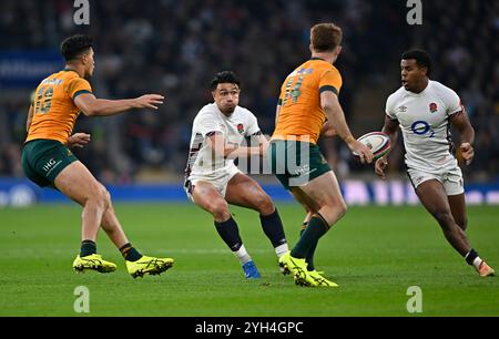 Twickenham, Vereinigtes Königreich. November 2024. Herbst International. England V Australien. Allianz Stadium. Twickenham. Marcus Smith (England) kommt an Immanuel Feyi-Waboso (England), als Joseph-Aukuso Suaalii (Australien, 13) und Andrew Kellaway (Australien) versuchen, sie während des England V Australia Autumn International Rugby-Spiels im Allianz Stadium in London zu stoppen. Quelle: Sport In Pictures/Alamy Live News Stockfoto