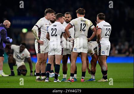 Twickenham, Vereinigtes Königreich. November 2024. Herbst International. England V Australien. Allianz Stadium. Twickenham. Die England Backs drängen sich während des Rugby-Spiels England gegen Australien im Herbst im Allianz Stadium in London. Quelle: Sport In Pictures/Alamy Live News Stockfoto