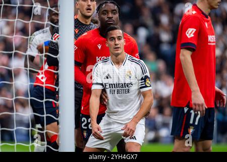 Madrid, Madrid, Spanien. November 2024. Lucas Vazquez von Real Madrid CF (R) kämpft um die Position gegen Flavien Boyomo von CA Osasuna (L) während des Fußballspiels La Liga EA Sports 2024/25 zwischen Real Madrid CF und CA Osasuna im Estadio Santiago Bernabeu am 9. November 2024 in Madrid. (Kreditbild: © Alberto Gardin/ZUMA Press Wire) NUR REDAKTIONELLE VERWENDUNG! Nicht für kommerzielle ZWECKE! Stockfoto