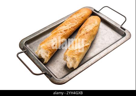 Französisches Brotbaguette in Stahlschale isoliert auf weißem Hintergrund. Draufsicht. Stockfoto