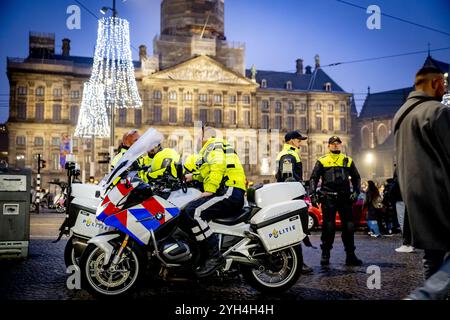 AMSTERDAM - Polizeibeamte auf dem Dam-Platz. In Amsterdam gibt es zusätzliche Sicherheitsmaßnahmen aufgrund der Spannungen und der Gewalt, die Anhänger des israelischen Fußballvereins Maccabi Tel Aviv umgeben. An diesem Wochenende gibt es ein Verbot von Demonstrationen in der gesamten Hauptstadt. Die ganze Stadt wurde auch als Sicherheitsgebiet ausgewiesen. ANP ROBIN UTRECHT niederlande raus - belgien raus Stockfoto