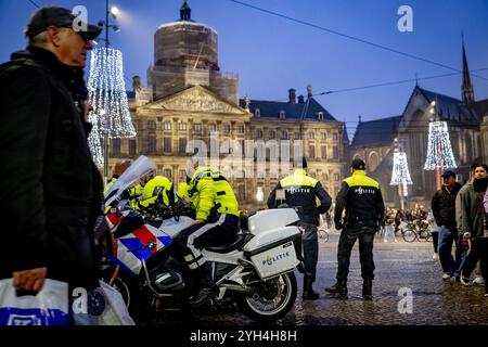 AMSTERDAM - Polizeibeamte auf dem Dam-Platz. In Amsterdam gibt es zusätzliche Sicherheitsmaßnahmen aufgrund der Spannungen und der Gewalt, die Anhänger des israelischen Fußballvereins Maccabi Tel Aviv umgeben. An diesem Wochenende gibt es ein Verbot von Demonstrationen in der gesamten Hauptstadt. Die ganze Stadt wurde auch als Sicherheitsgebiet ausgewiesen. ANP ROBIN UTRECHT niederlande raus - belgien raus Stockfoto