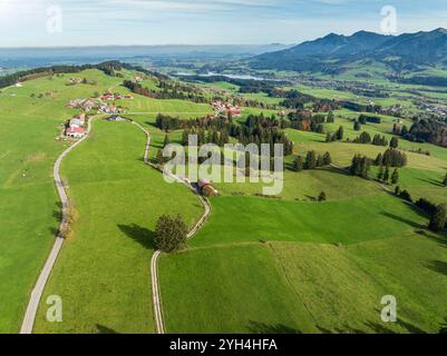 Bergkette in der Nähe des Dorfes Wertach, Blick auf den Gruentensee, Luftansicht, Allgäu, Bayern, Deutschland Stockfoto