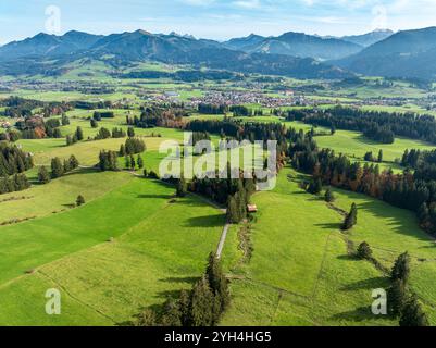 Bergkette in der Nähe des Dorfes Wertach, Blick auf das Dorf Wertach, Luftsicht, Allgäuer, Bayern, Deutschland Stockfoto