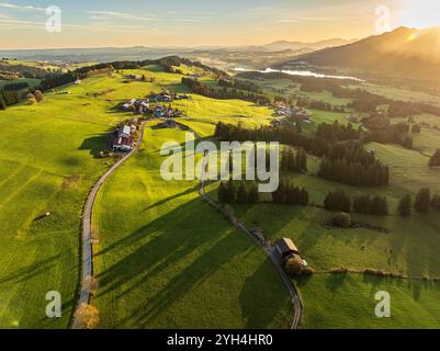 Bergkette bei Wertach, Blick auf den Gruentensee, Sonnenaufgang, Herbstfarben, Luftsicht, Allgäu, Bayern, Deutschland Stockfoto