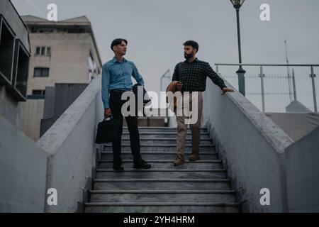 Zwei Geschäftsleute, die die Stadtrundgänge im Freien entlang laufen Stockfoto