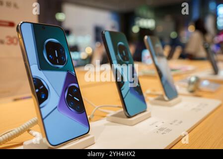 Moderne Smartphones auf Holztisch im Shanghai Store Stockfoto